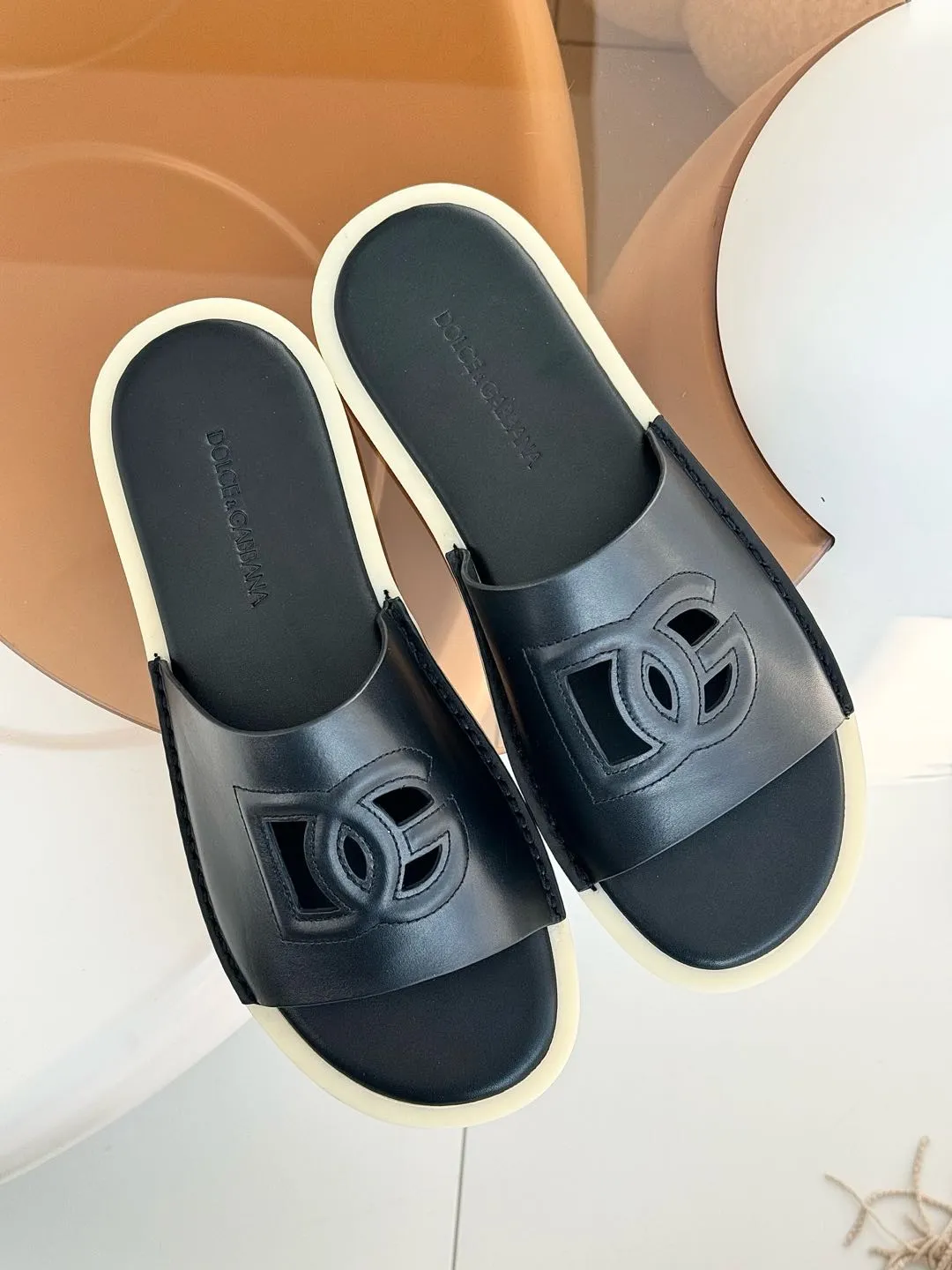 [DG*Dolce & Gabbana] P: 400💰 Size: 38-46 yards D&G/Dolce & Gabbana men’s DG hollow suede slippers FARFETCH original craftsmanship high-end quality